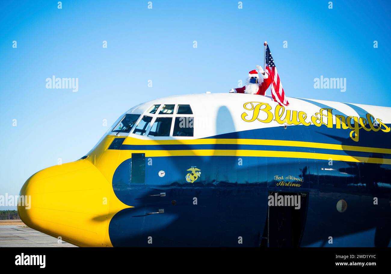 Babbo Natale che salta da un'imbarcazione C-130 degli U.S. Navy Blue Angels. Foto Stock
