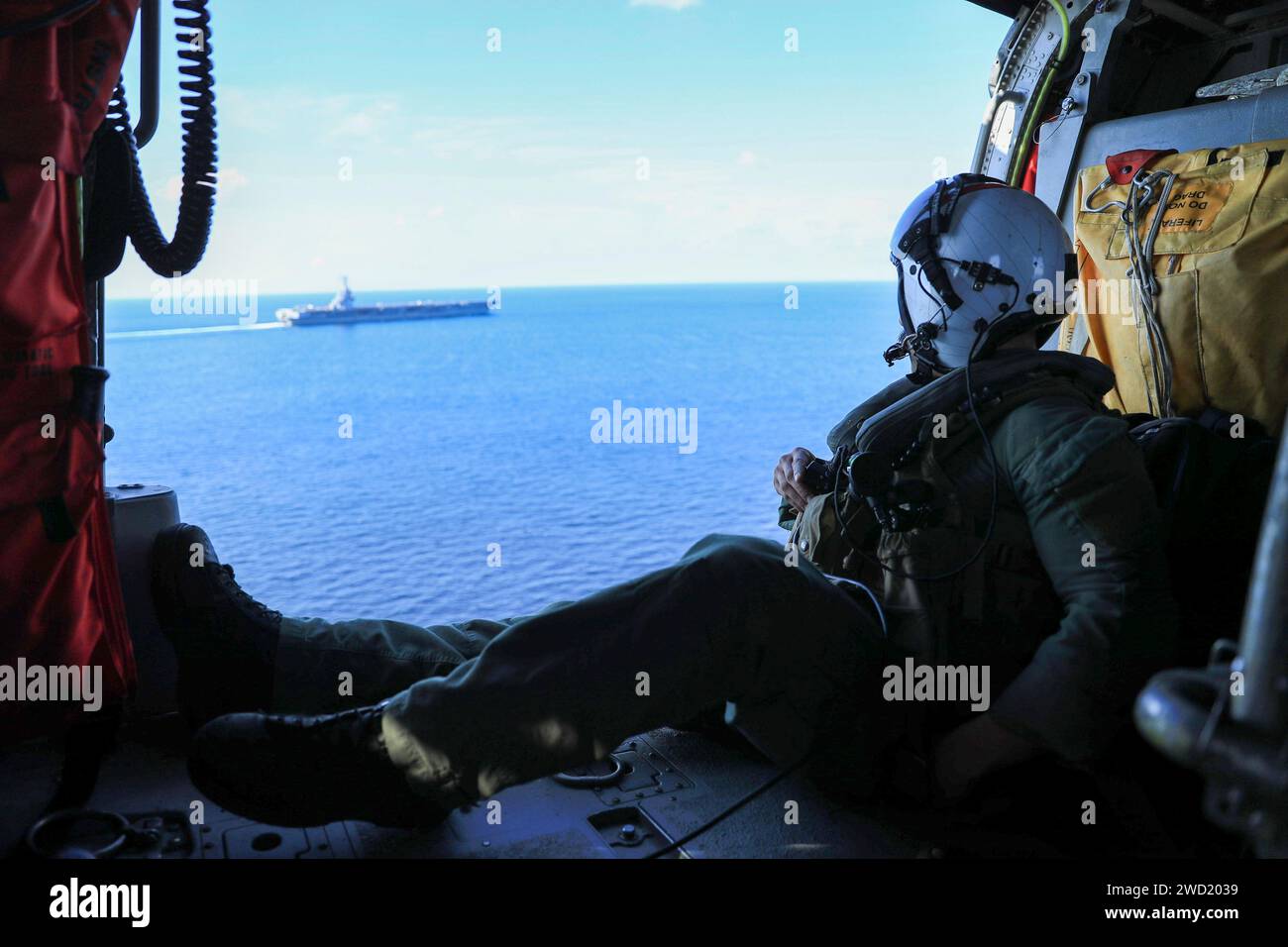 Naval AirCrewman è la guardia aerea della portaerei USS Gerald R. Ford in un elicottero MH-60S Sea Hawk. Foto Stock