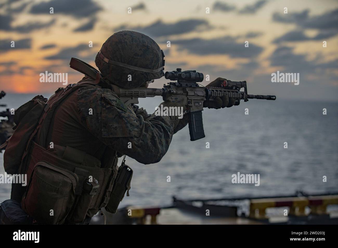 U.S. Marine spara la sua carabina M-4 durante un evento di addestramento al tiro al segno. Foto Stock