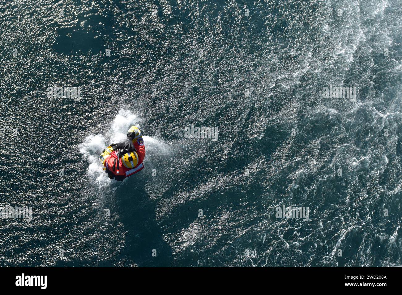 Un tecnico di sopravvivenza dell'aviazione precipita in acqua da un elicottero MH-60 Jayhawk. Foto Stock