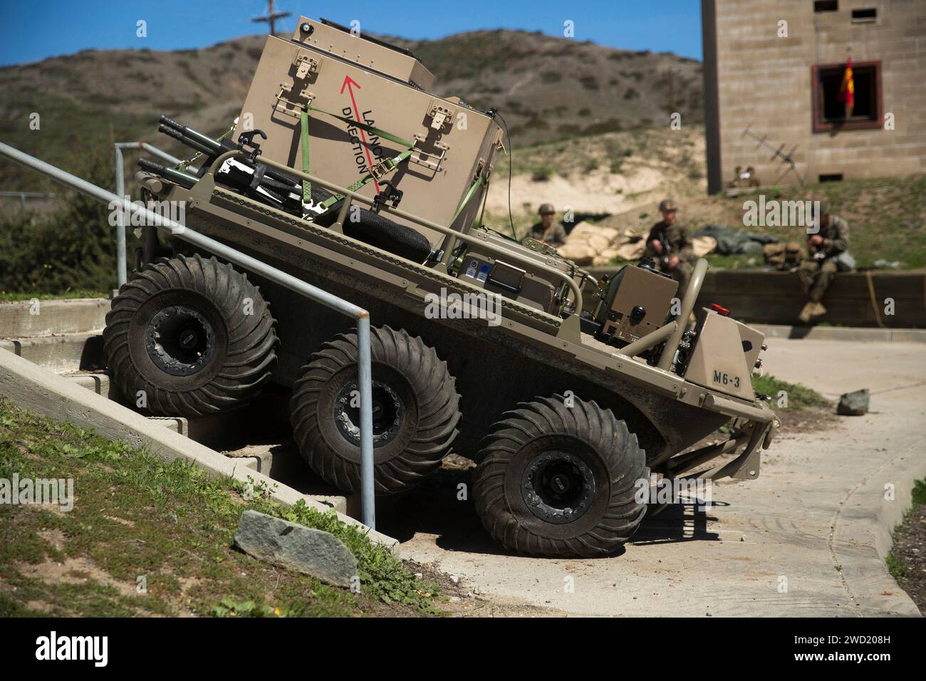 Un MUTT (Multi-Utility Tactical Transport) dimostra le sue capacità in un'impostazione simulata del terreno. Foto Stock