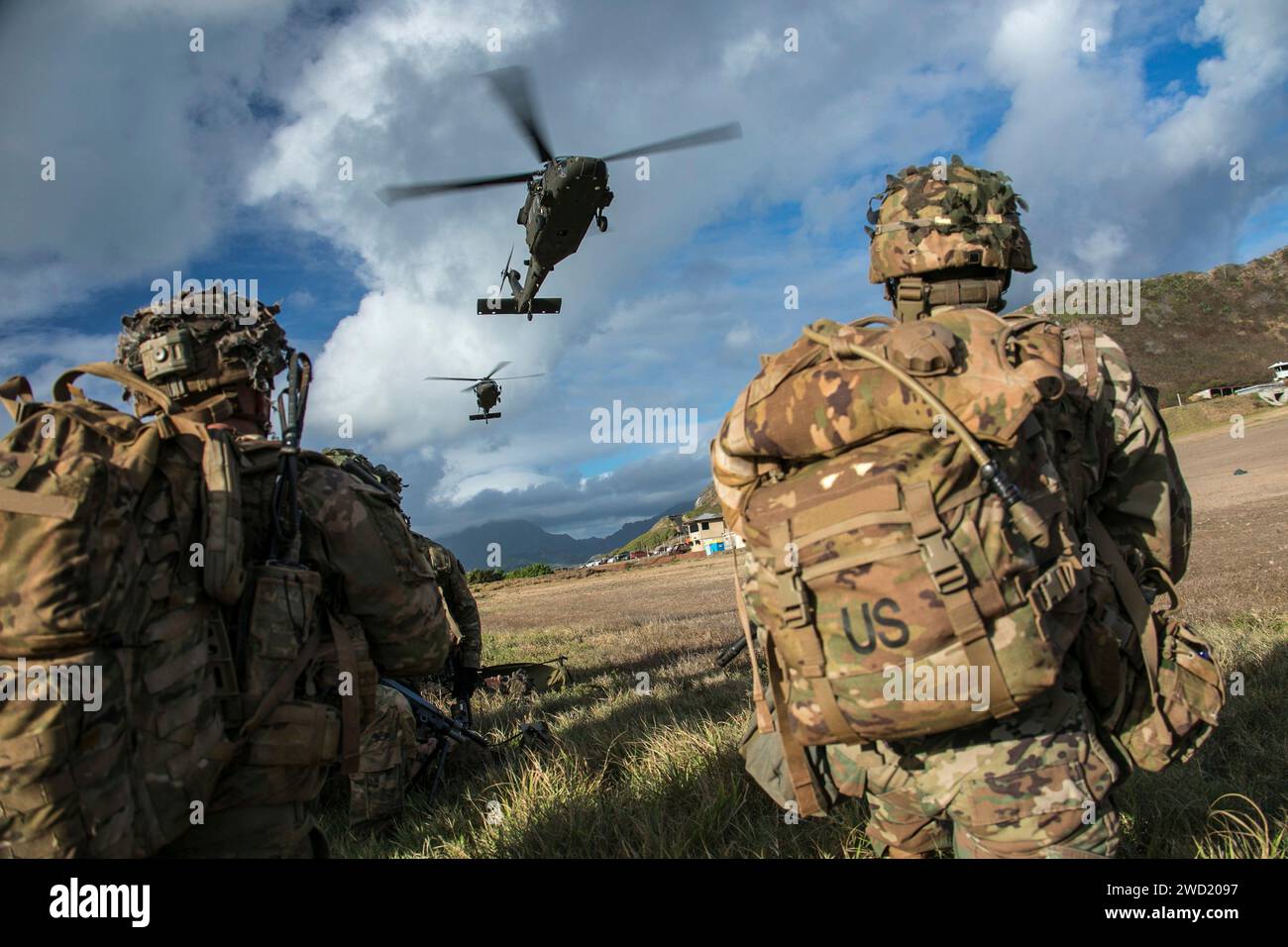 I soldati dell'esercito americano aspettano l'evacuazione medica UH-60 Black Hawk. Foto Stock