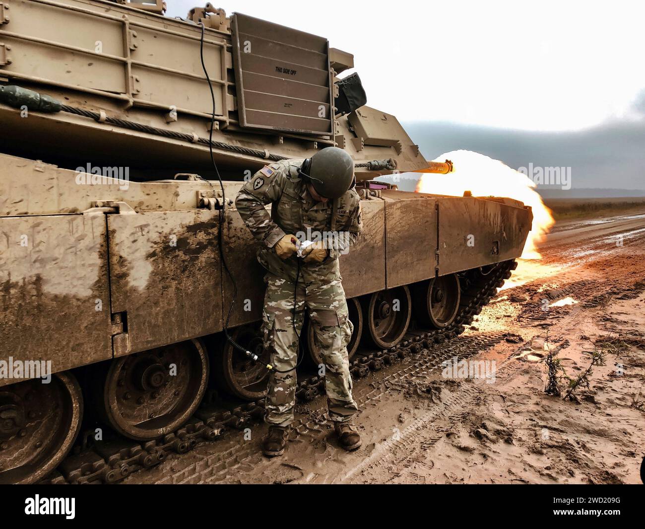 U.S. Army Gunner esegue una procedura di fuoco a distanza per garantire la capacità di sparare. Foto Stock