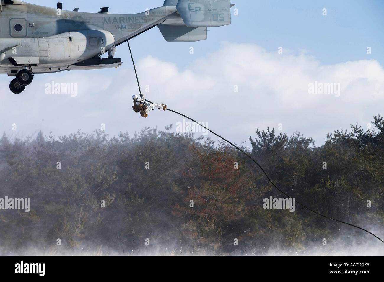 La corda veloce dei Marines americani da un V-22 Osprey a Camp Sendai, Sendai, Giappone. Foto Stock