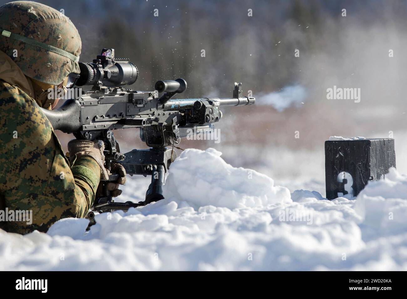 U.S. Marine spara una mitragliatrice M240B. Foto Stock