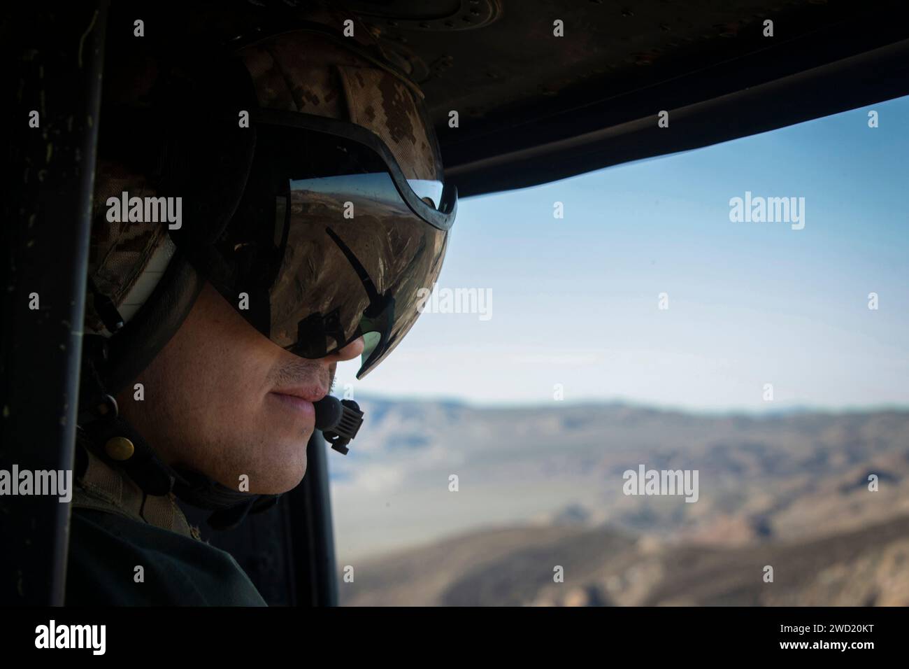 Un Marine degli Stati Uniti esplora l'area in preparazione ad un corso di assalto aereo. Foto Stock