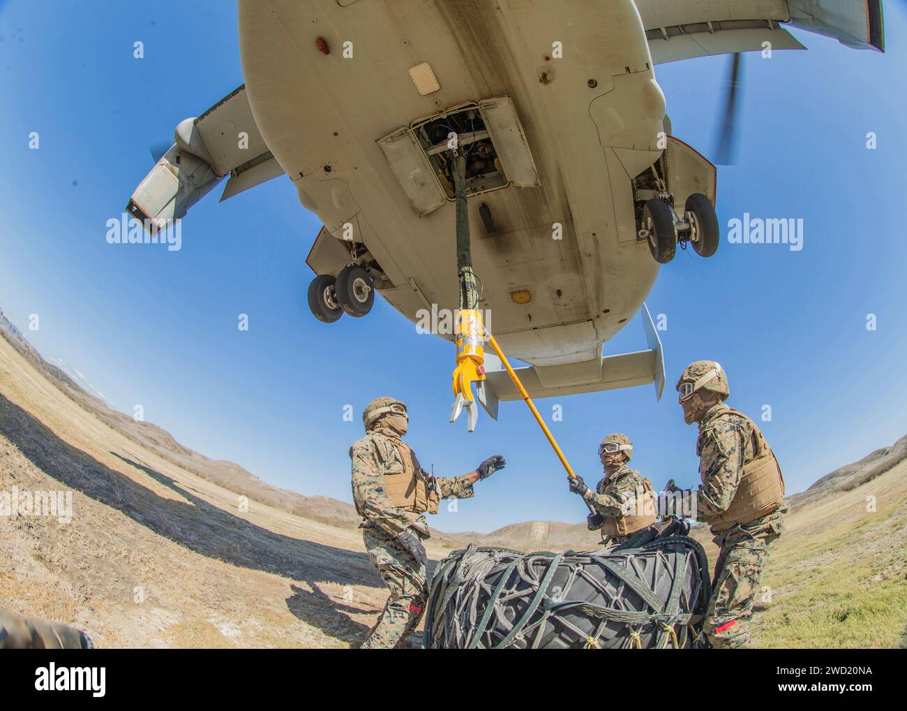 I Marines statunitensi attaccano un carico simulato su un MV-22 Osprey. Foto Stock