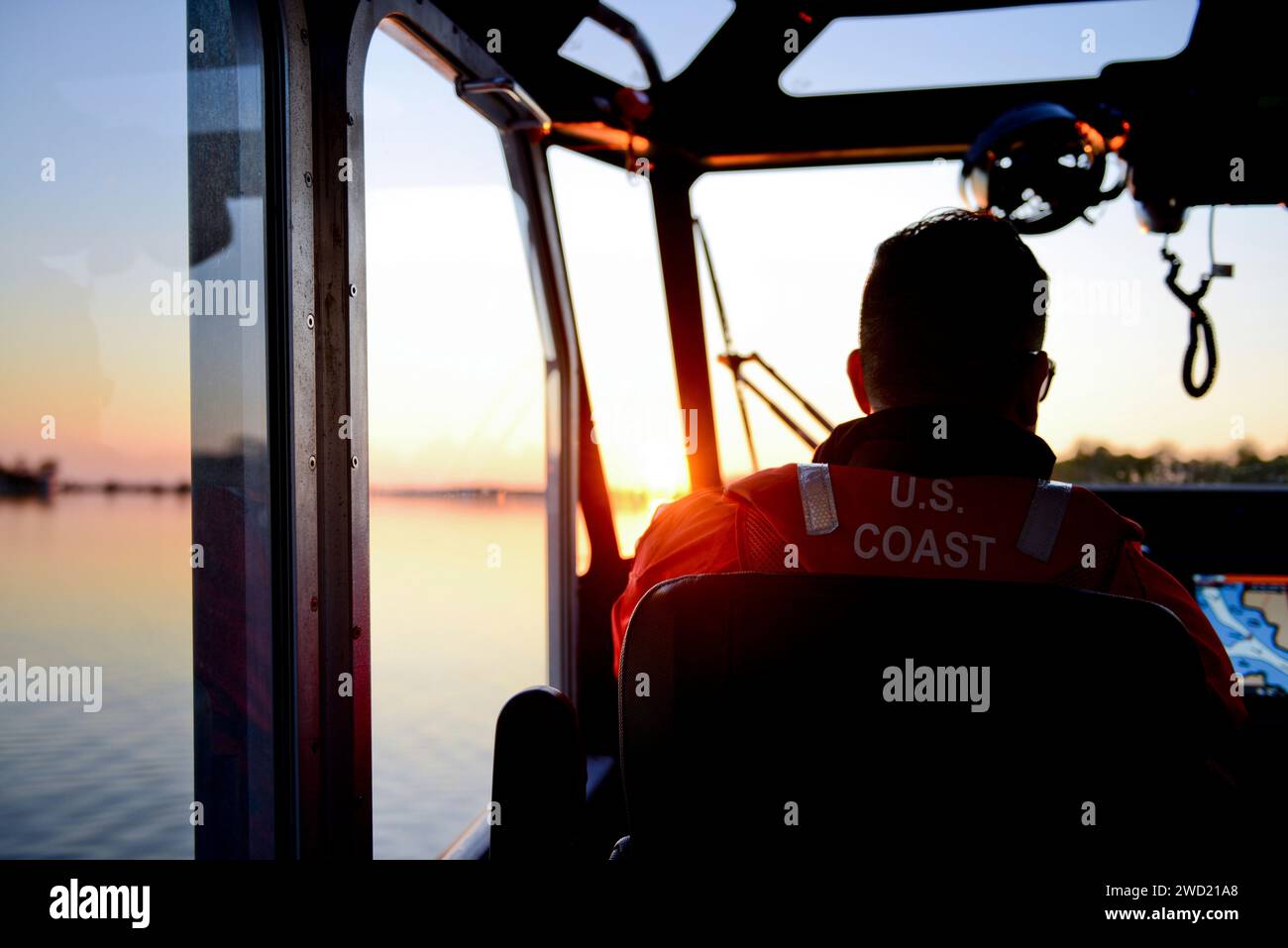 La Guardia Costiera degli Stati Uniti naviga su Cherry Island mentre il sole tramonta, Oxford, Maryland. Foto Stock