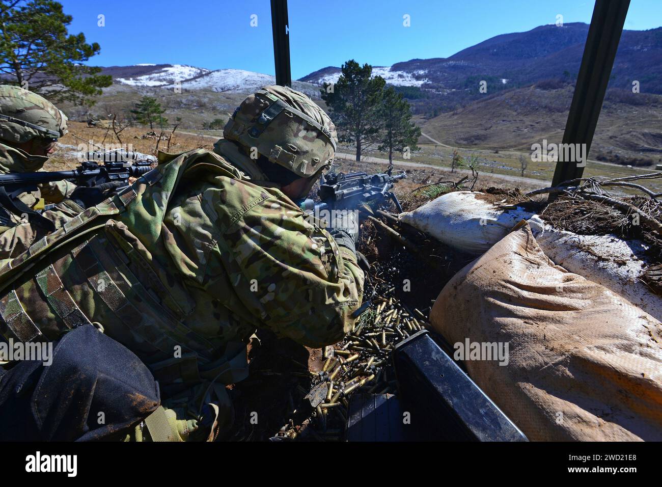 I paracadutisti dell'esercito statunitense attaccano i bersagli durante un'esercitazione di fuoco a vuoto in Slovenia. Foto Stock