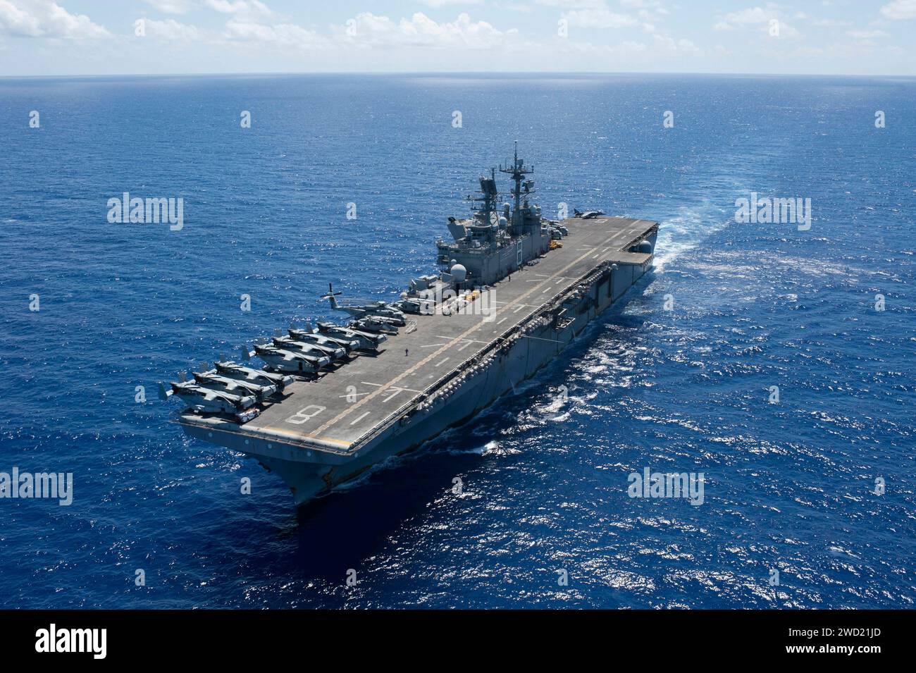 La nave d'assalto anfibia USS Makin Island (LHD 8) attraversa l'Oceano Pacifico. Foto Stock