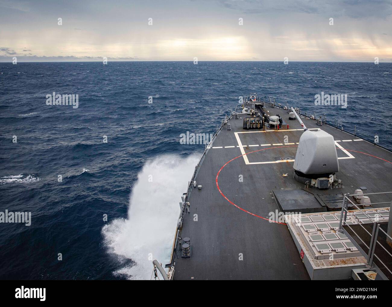La USS John S. McCain transita attraverso il Mar Cinese meridionale mentre conduce operazioni di routine in corso Foto Stock