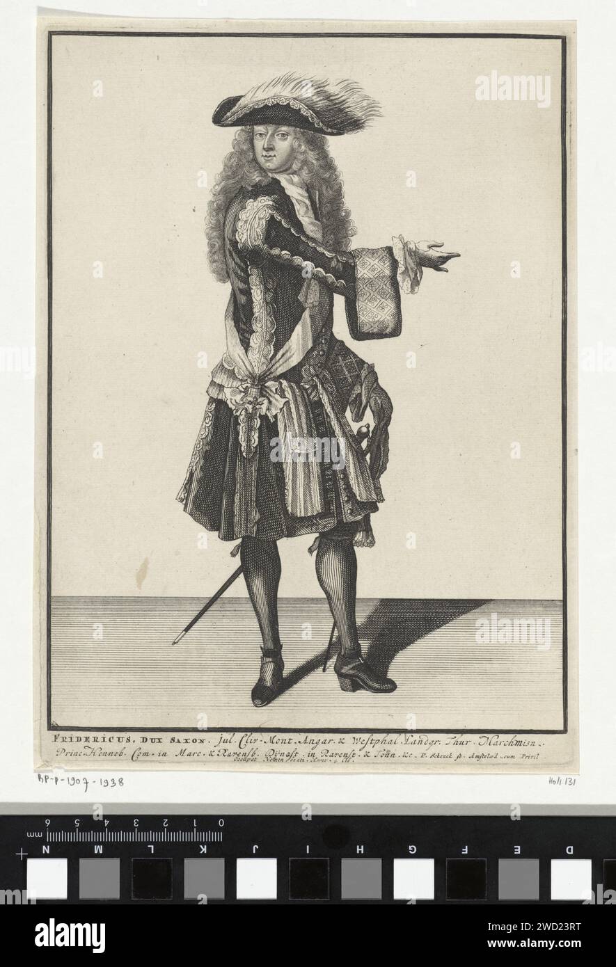 Frederik, Duca van Saksen, Pieter Schenk (i), 1670 - 1711 stampa Frederik, Duca di Sassonia, in piedi, visto dal fronte, vestito di JustauCorps. Fa un gesto con il braccio destro e indossa un cappello e entrambi. Abiti per incisione/incisione di carta di Amsterdam, costume (+ abiti da uomo). persone storiche. copricapo: cappello (+ abiti da uomo). Stili di parrucchiere (ALLONGE). Cappotto (JUSTAUCORPS) (+ abiti da uomo). pantaloni, pantaloncini, ecc. (BREECHES) (+ abiti da uomo). scarpe, sandali (+ abiti da uomo). calze, calze (+ abiti da uomo). armi di hacking e di thrusting: spada Foto Stock