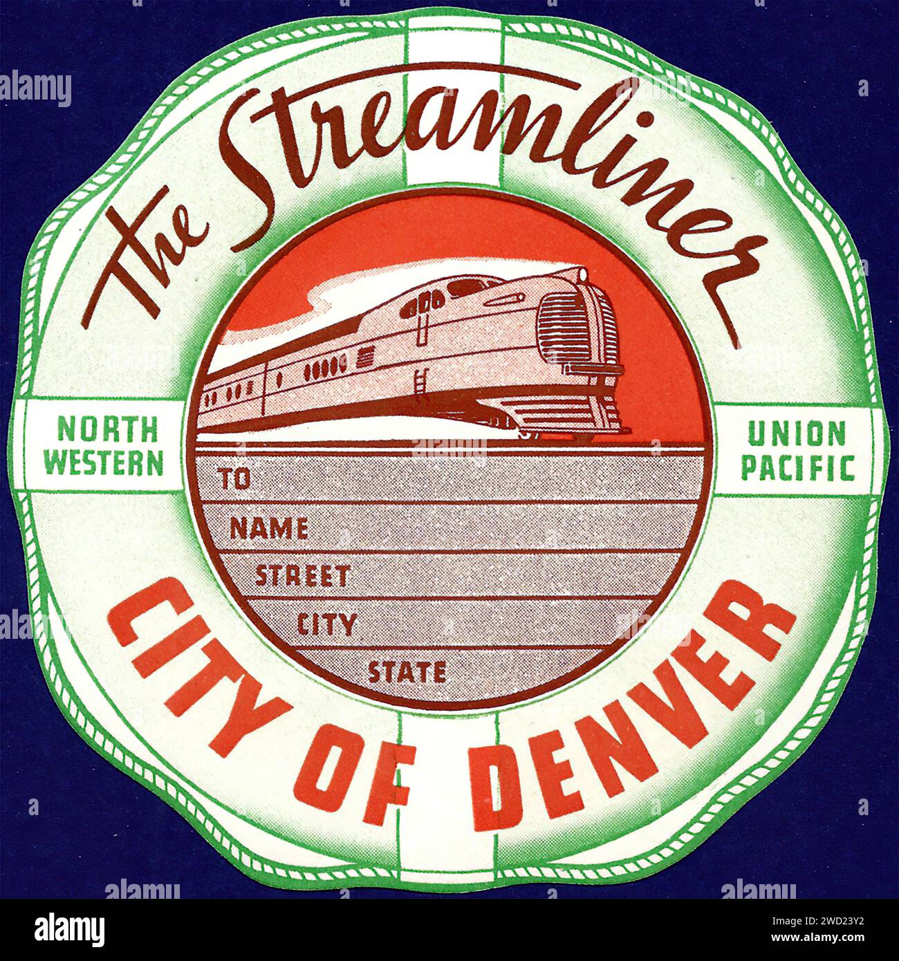 "LA CITTÀ STREAMLINER DI DENVER", un'etichetta di valigeria dell'epoca Streamliner che mostra il treno "città di Denver", caratterizzato dal suo design elegante e aerodinamico. La forma arrotondata dell'etichetta e le lettere in grassetto sono studiate per offrire chiarezza e fascino visivo. Il treno è raffigurato in movimento, suggerendo velocità ed efficienza moderna. Il design grafico è indicativo delle tendenze moderniste della metà del XX secolo, concentrandosi sulla funzionalità e su un aspetto futuristico. La scelta dei colori, rosso e verde su sfondo bianco, offre un contrasto sorprendente. . Foto Stock