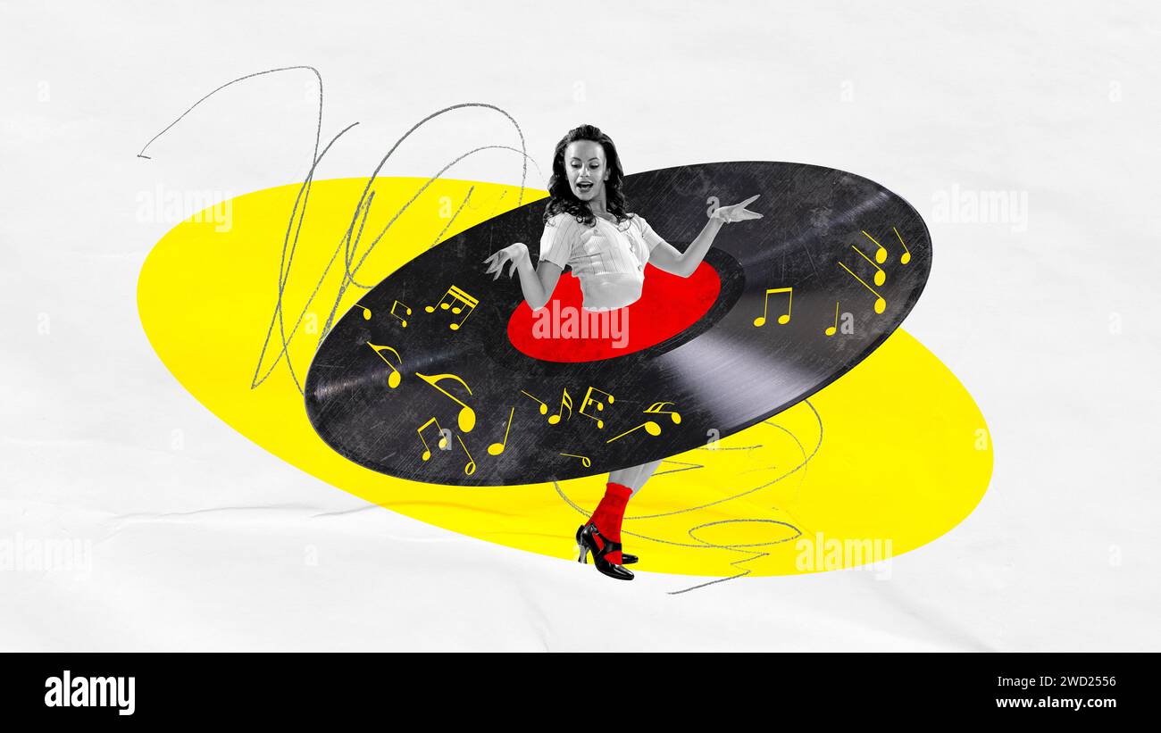 Elegante e bellissima giovane donna che danza in stile retrò con un lettore di dischi in vinile su sfondo chiaro con elemento giallo. Storia dello stile rock and roll Foto Stock