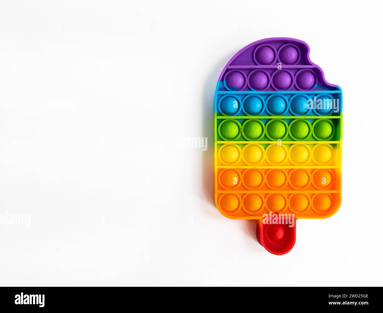 popit colorato a forma di gelato su sfondo bianco, con spazio per la copia. Foto Stock