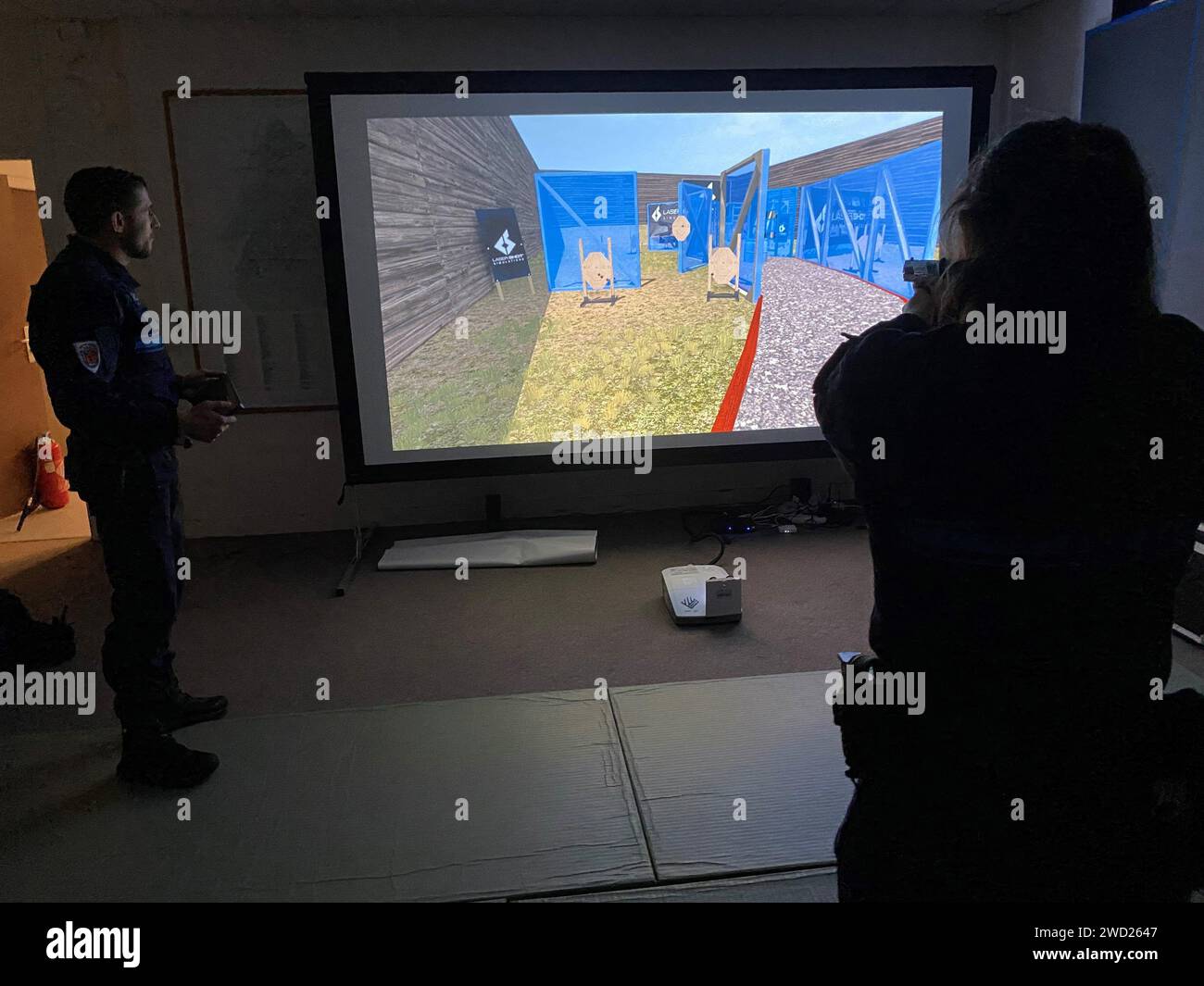 © PHOTOPQR/LE PARISIEN/David Livois ; Rueil-Malmaison ; 12/01/2024 ; pour les policiers le simulateur comprend des exercices Plus conventionnels qui consistent à viser des cibles dans un délai imparti. Avec le stand de tir virtuel, les policiers de Rueil s'entraînent à tirer avec « précision et discernement » Depuis la fin décembre, les agents de la cité impériale disposent d'un simulateur qui propose Plus de 900 scénarios inspirés du quotidien des Forces de l'ordre américaines. Un dispositif qui fait déjà des envieux, dans d'autres villes, mais aussi au sein… de la police nationale. Ruel Foto Stock