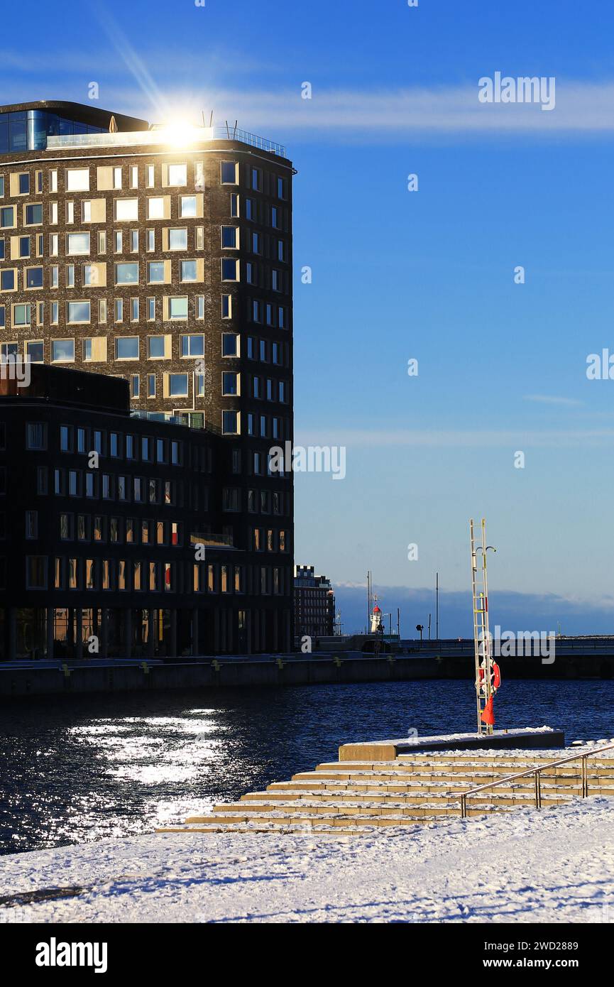 Edifici moderni in una soleggiata giornata invernale sul lungomare di Malmo, in Svezia. Foto Stock