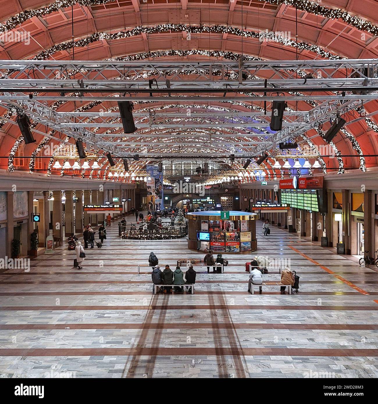 STOCCOLMA, SVEZIA - DEC 02 2023 : i passeggeri del treno aspettano alla stazione centrale di Stoccolma. La sala principale è decorata per natale. Foto Stock