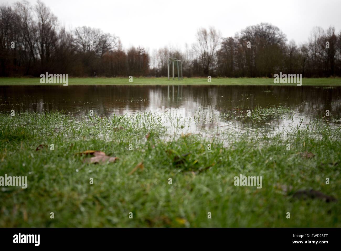 Überfluteter Fußballplatz nach Dauerregen Foto Stock