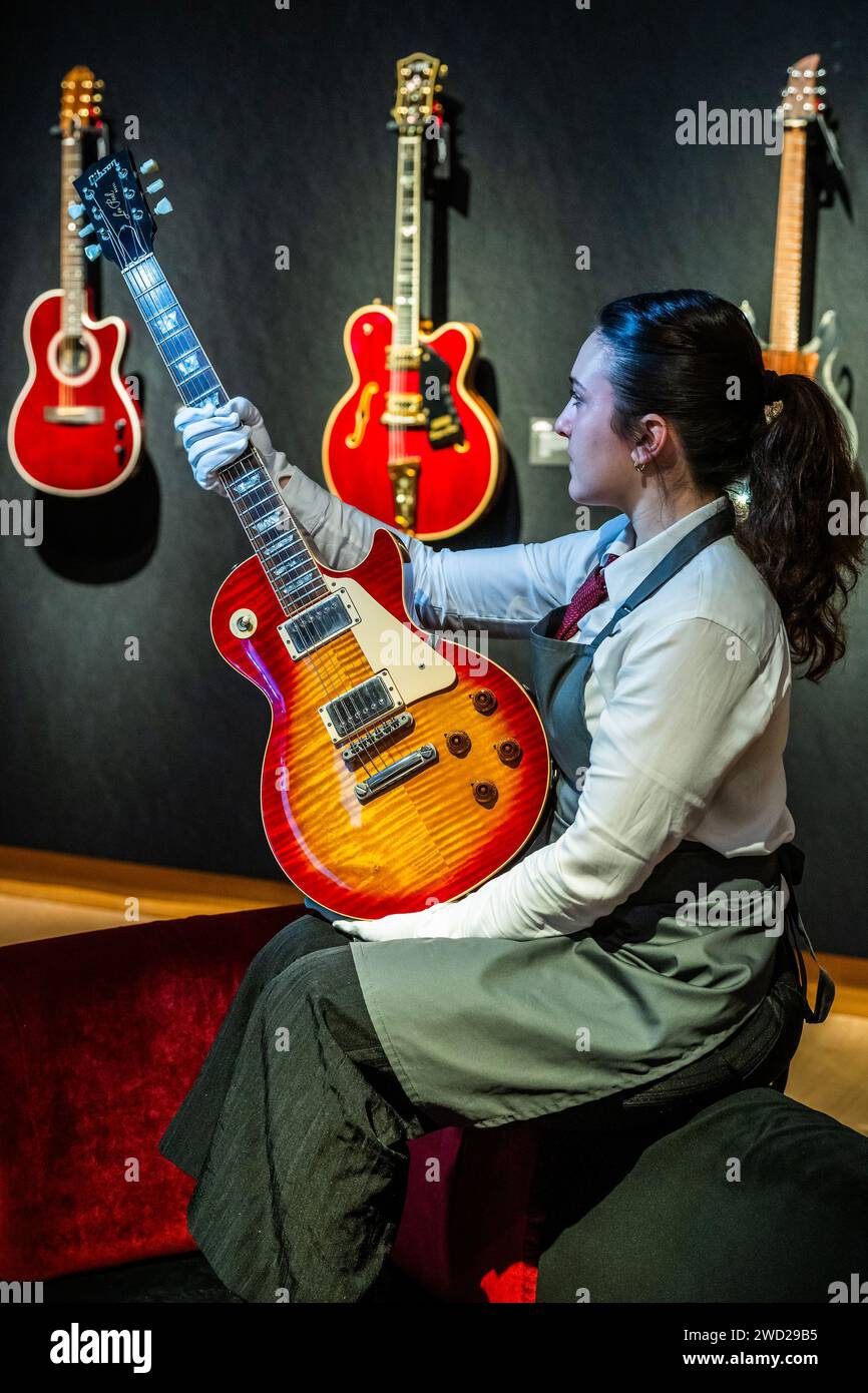 Londra, Regno Unito. 18 gennaio 2024. Gibson Incorporated, Kalamazoo, Michigan, 1959, A Solid-Body Electric Guitar, Les Paul Standard, stima: £300,000-500,000 con altre chitarre della collezione - Un'anteprima della Mark Knopfler Collection al Christies di Londra. Con più di 120 chitarre e amplificatori, la collezione copre i suoi 50 anni di carriera. La vendita ha luogo il 31 gennaio. Crediti: Guy Bell/Alamy Live News Foto Stock