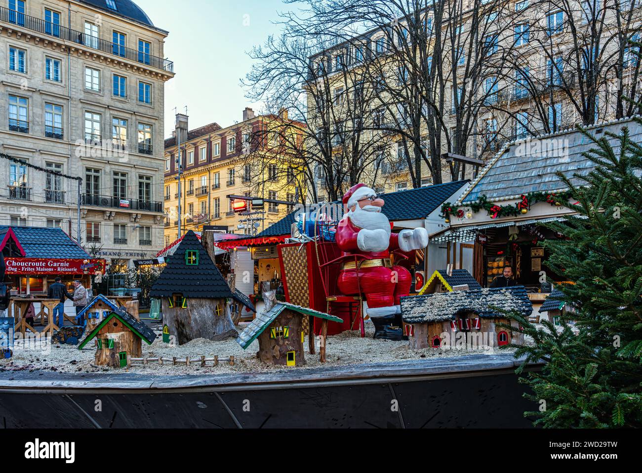 Villaggio di Babbo Natale al mercatino di Natale di Saint-Etienne in Place de l'Hotel de Ville. Saint-Étienne, Auvergne-Rhône-Alpes, Francia Foto Stock