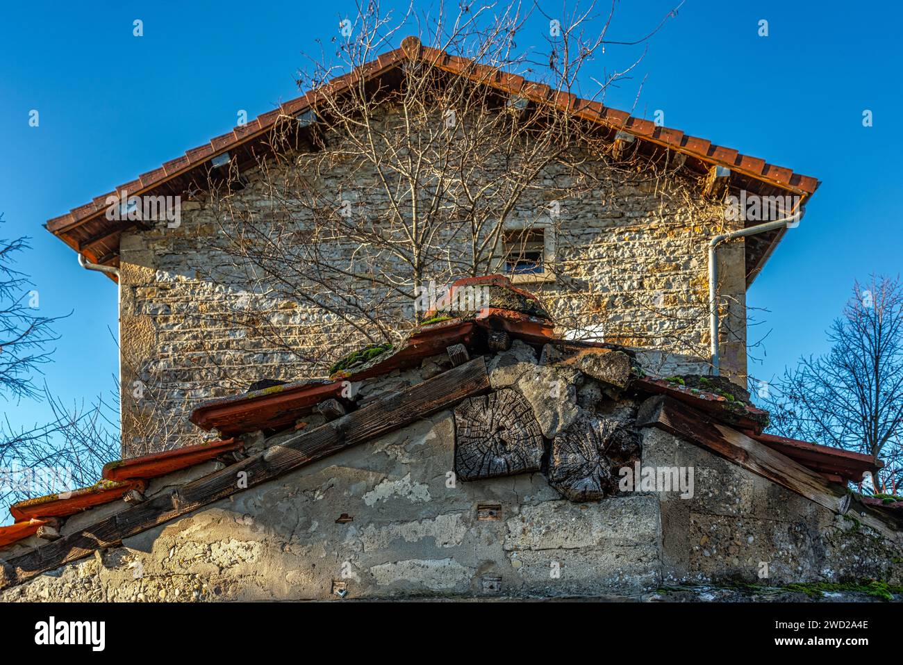 Tetti in legno di una casa in pietra restaurata in Francia. Saint-Quentin-Fallavier, dipartimento dell'Isère, regione Auvergne-Rhône-Alpes, Francia, Europa Foto Stock