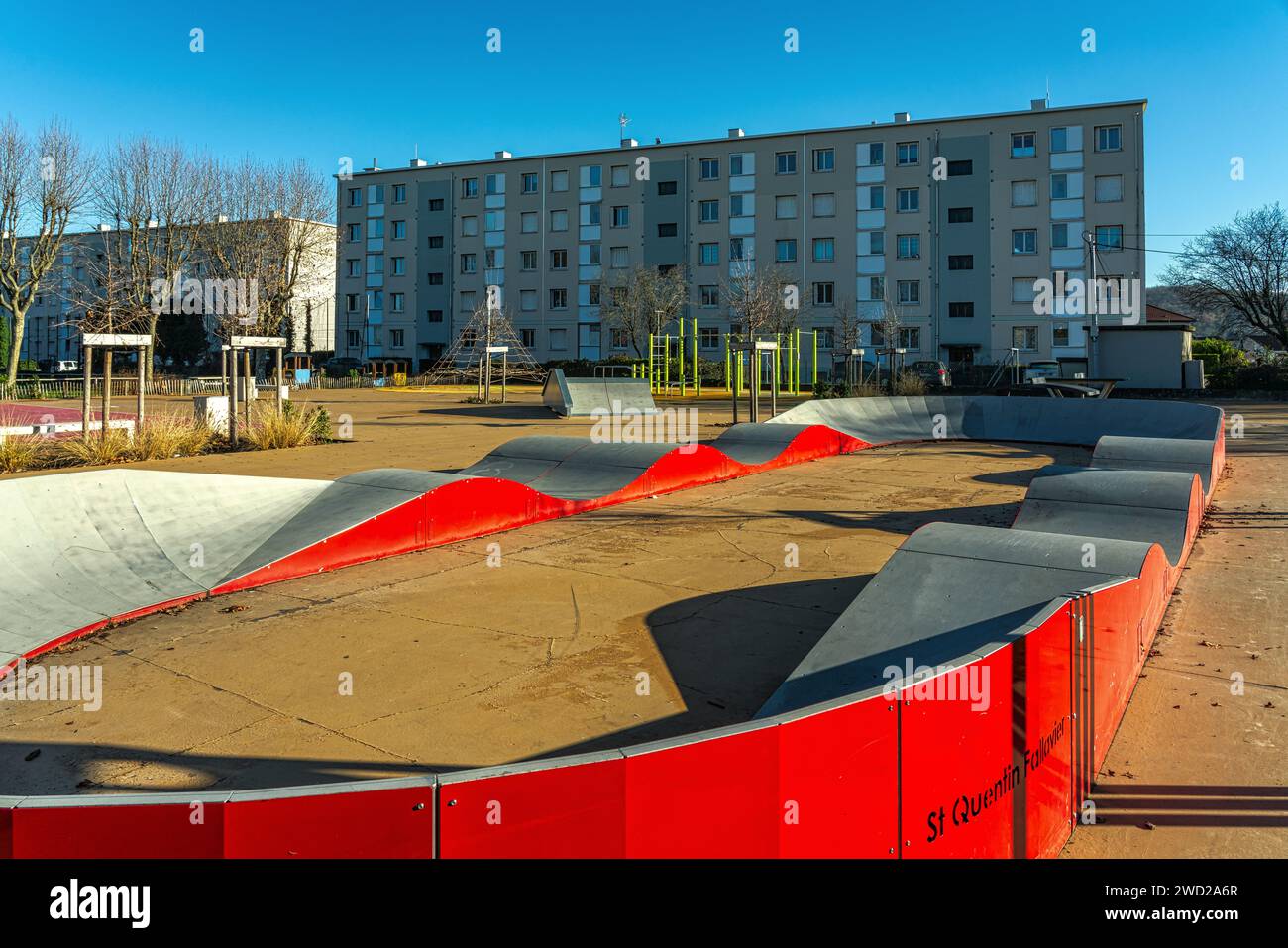 Area giochi e fitness dedicata agli abitanti della città francese di Saint-Quentin-Fallavier. Saint-Quentin-Fallavier, dipartimento dell'Isère, Francia Foto Stock