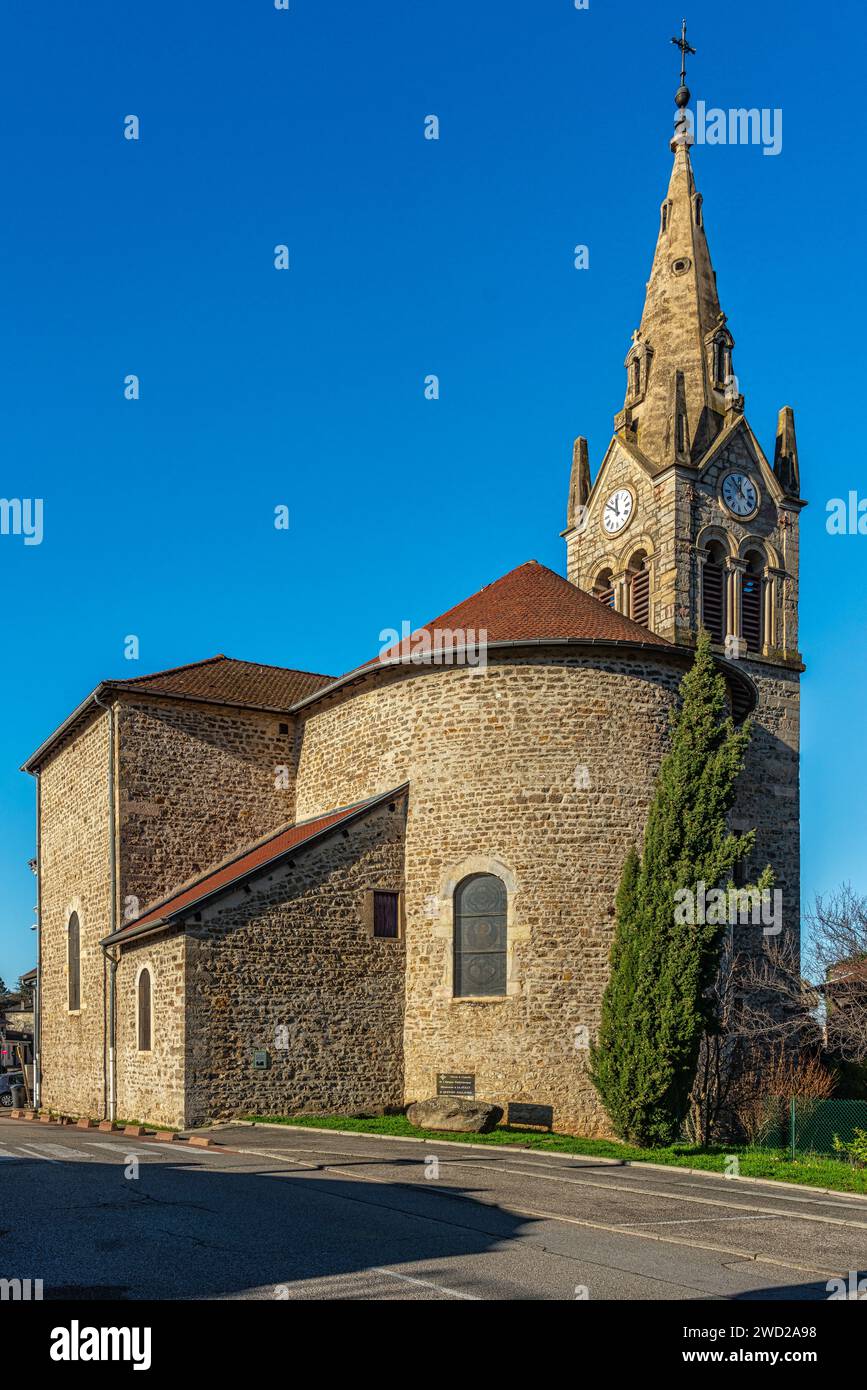 Il retro della chiesa parrocchiale di San Quintino Fallavier con il campanile neogotico e il Pierre à Cupules. Saint-Quentin-Fallavier, Francia Foto Stock