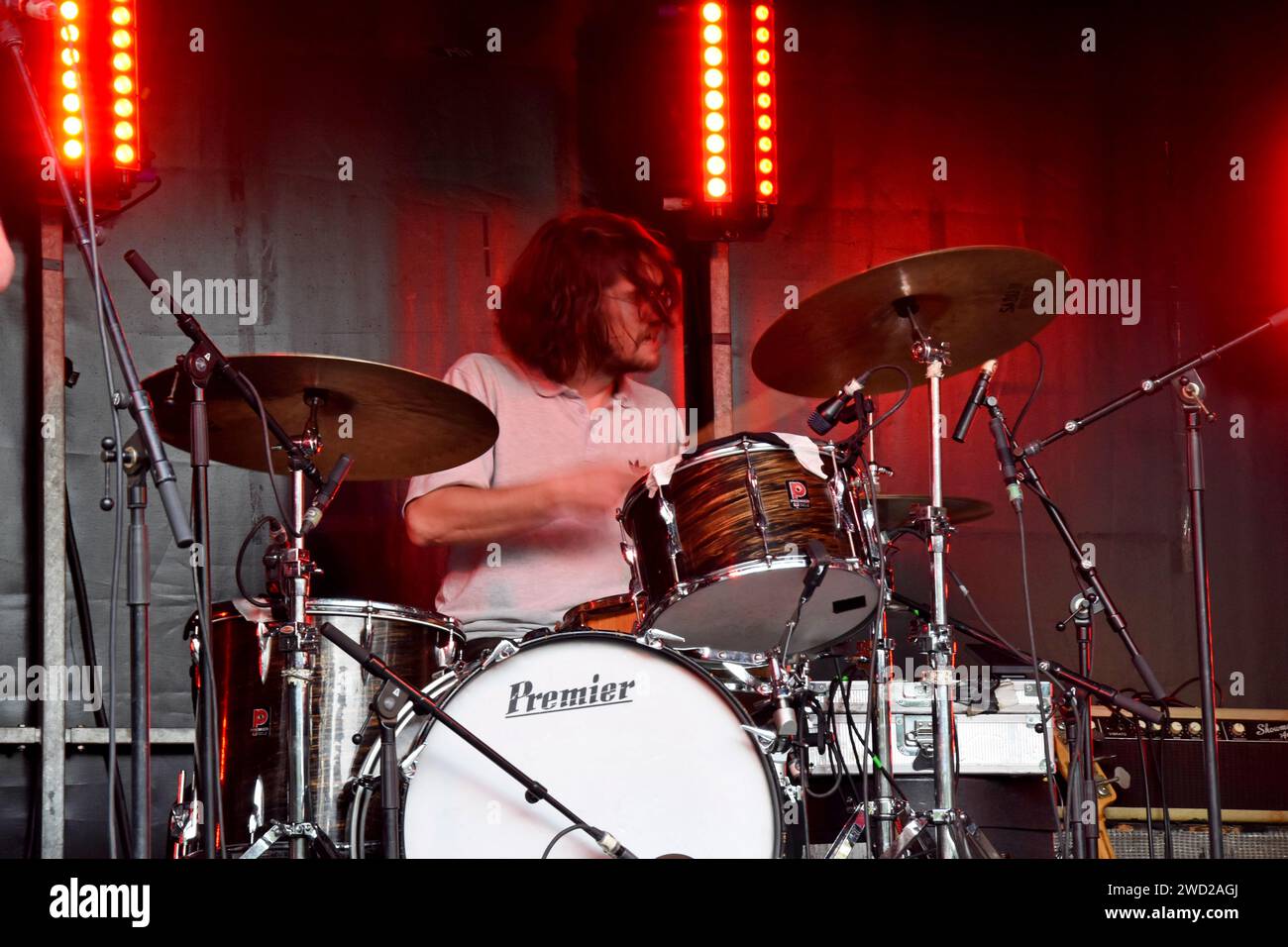 Antoni Foscez batterista con quartetto blues trance belga/olandese 44 Rave che si esibisce sul palco di Place Ste-Catherine al Brussels Jazz Festival, maggio 2023 Foto Stock