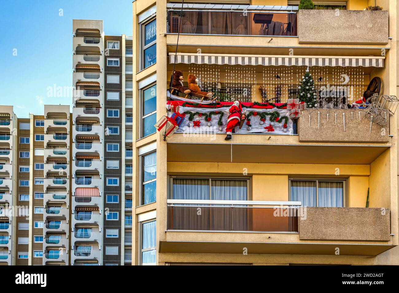 Nella città di design di Saint-Étienne, anche i grattacieli residenziali con balconi hanno un aspetto raffinato, anche le decorazioni natalizie. Francia Foto Stock