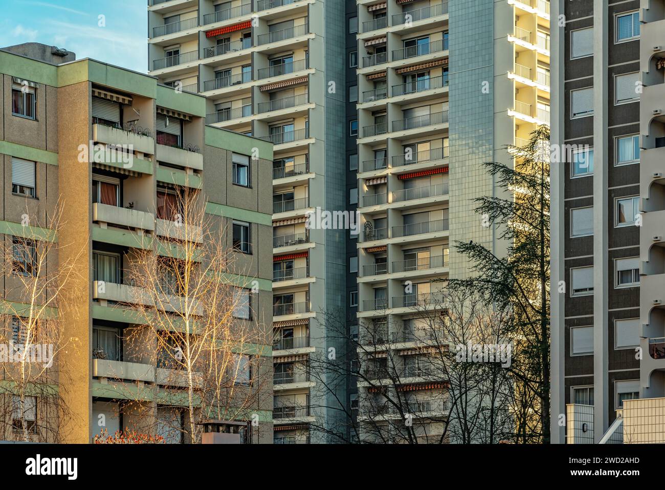 Nella città di design di Saint-Étienne, anche gli alti edifici residenziali con balconi hanno un aspetto raffinato. Saint-Étienne, Auvergne-Rhône-Alpe Foto Stock