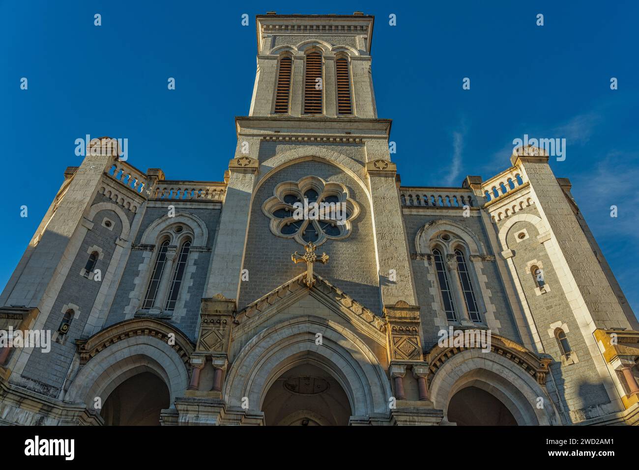 La facciata della cattedrale della città di Saint-Étienne dedicata a San Carlo Borromeo. Saint-Étienne, regione Auvergne-Rhône-Alpes, Francia Foto Stock
