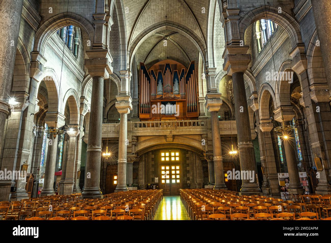 Navata principale con organo sopra l'ingresso di St Charles Cathedral. Saint-Étienne, regione Auvergne-Rhône-Alpes, Francia, Europa Foto Stock