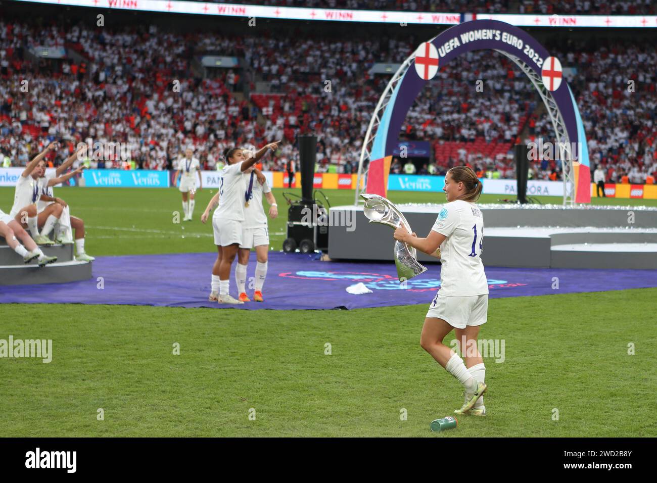 Fran Kirby con trofeo UEFA Women's Euro Final 2022 Inghilterra contro Germania allo stadio di Wembley, Londra 31 luglio 2022 Foto Stock