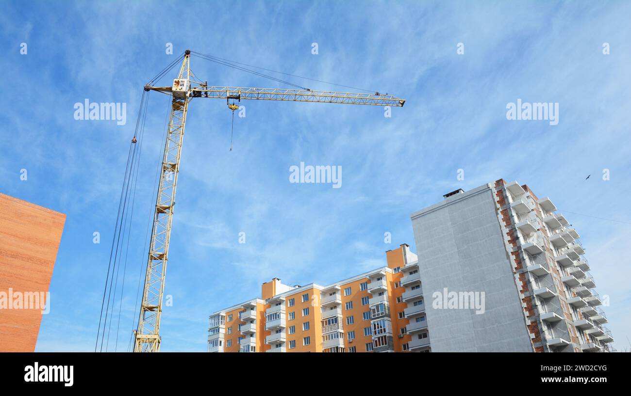 Costruzione di gru con splendido panorama del cielo nuvoloso. Sviluppo delle costruzioni edili, settore delle costruzioni globale e concetto di crescita del pil Foto Stock
