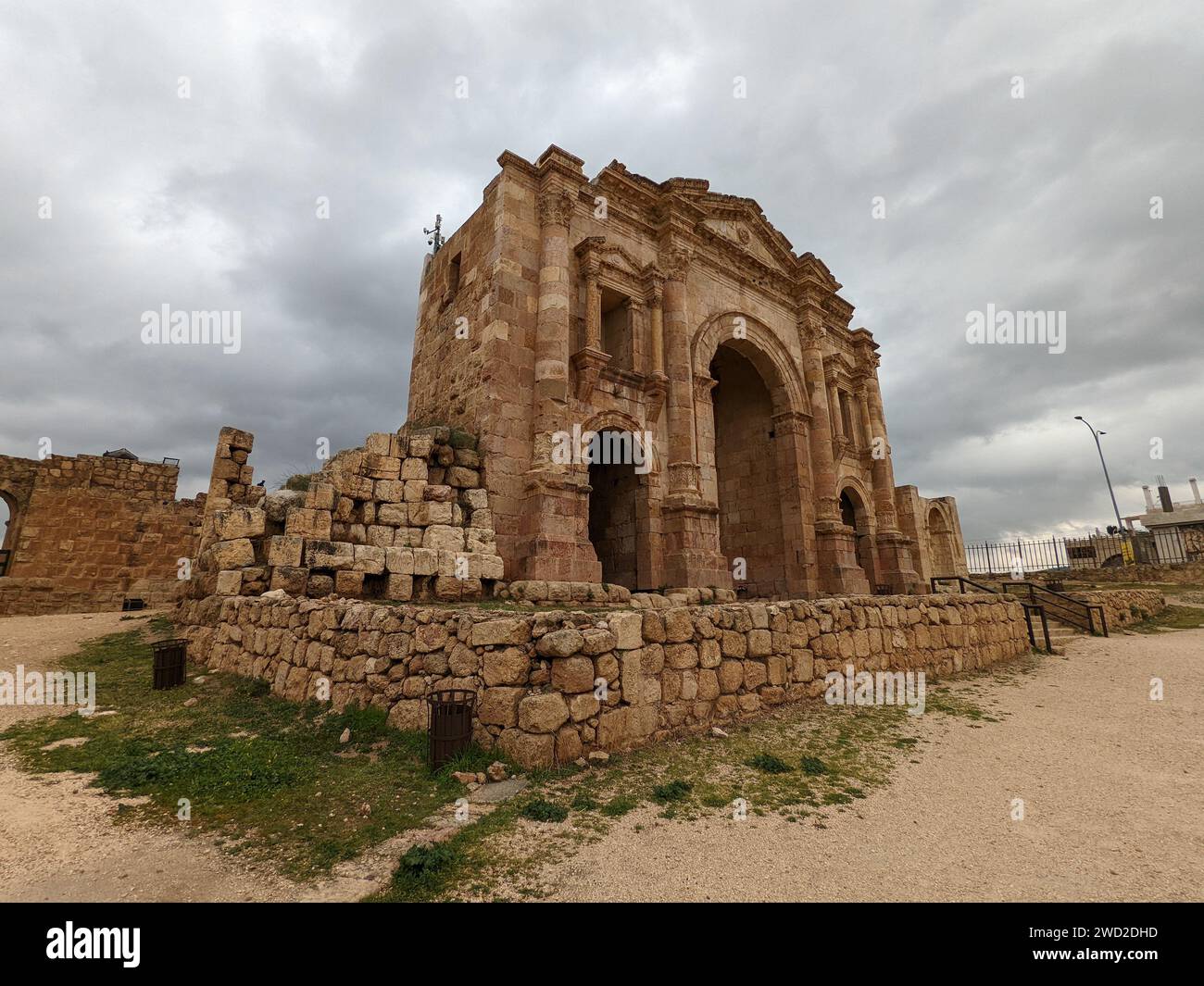 Antiche strutture romane nella città di Jerash, Gerasa, Giordania, ippodromi, anfiteatro, teatri e colonne dell'antica civiltà romana fatte di sabbia Foto Stock