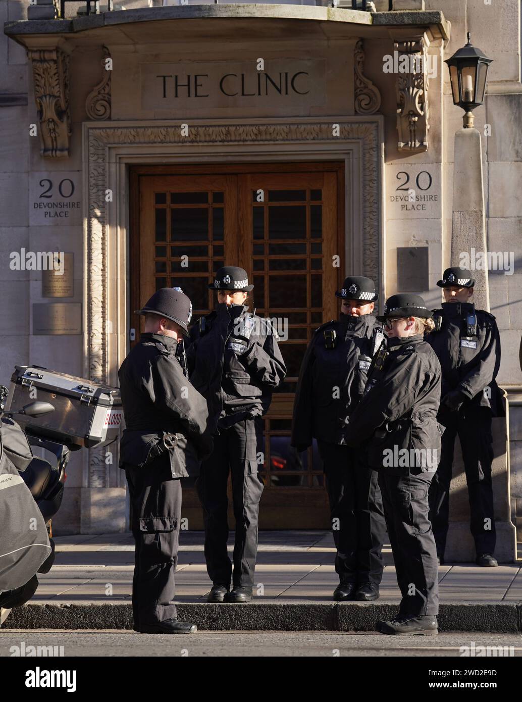 Agenti di polizia fuori dalla London Clinic, nel centro di Londra, dove la principessa del Galles si sta riprendendo dopo aver subito un intervento chirurgico addominale di successo. È stata ammessa alla London Clinic martedì per la procedura pianificata. Data foto: Giovedì 18 gennaio 2024. Foto Stock