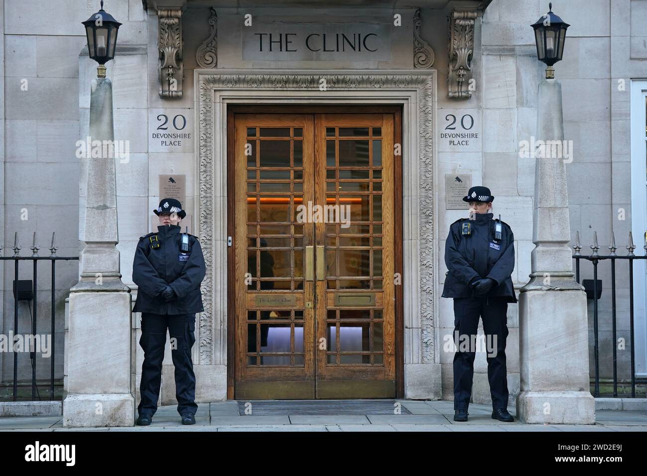 Agenti di polizia fuori dalla London Clinic, nel centro di Londra, dove la principessa del Galles si sta riprendendo dopo aver subito un intervento chirurgico addominale di successo. È stata ammessa alla London Clinic martedì per la procedura pianificata. Data foto: Giovedì 18 gennaio 2024. Foto Stock