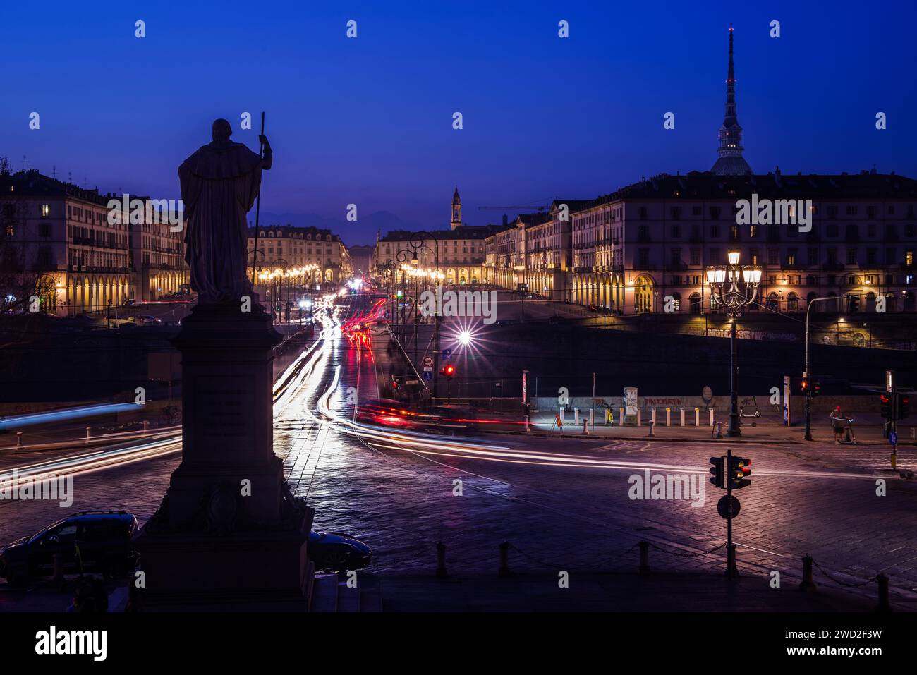 Vista serale del centro di Torino dai gradini della chiesa della Gran madre Foto Stock