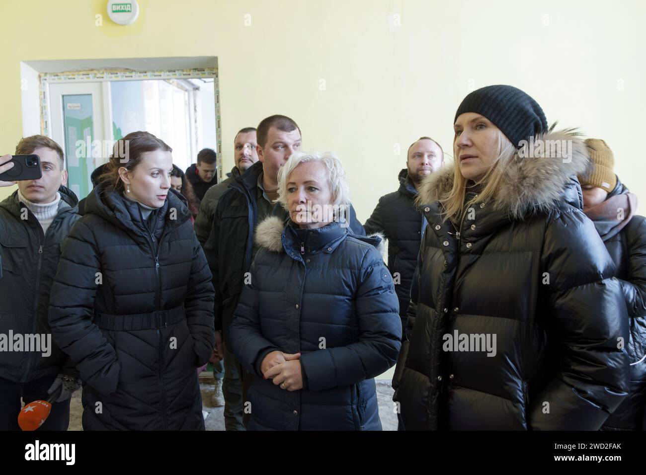 CHERNIHIV, UCRAINA - 17 GENNAIO 2024 - Vicepresidente della Verkhovna Rada dell'Ucraina Olena Kondratiuk (R) e Presidente del Parlamento della Repubblica di Lettonia Daiga Mierina (C) revisione dell'asilo nido N19 nell'ambito della visita delle delegazioni dei parlamenti ucraino e lettone nella regione di Chernihiv, Chernihiv, Ucraina settentrionale. Foto Stock