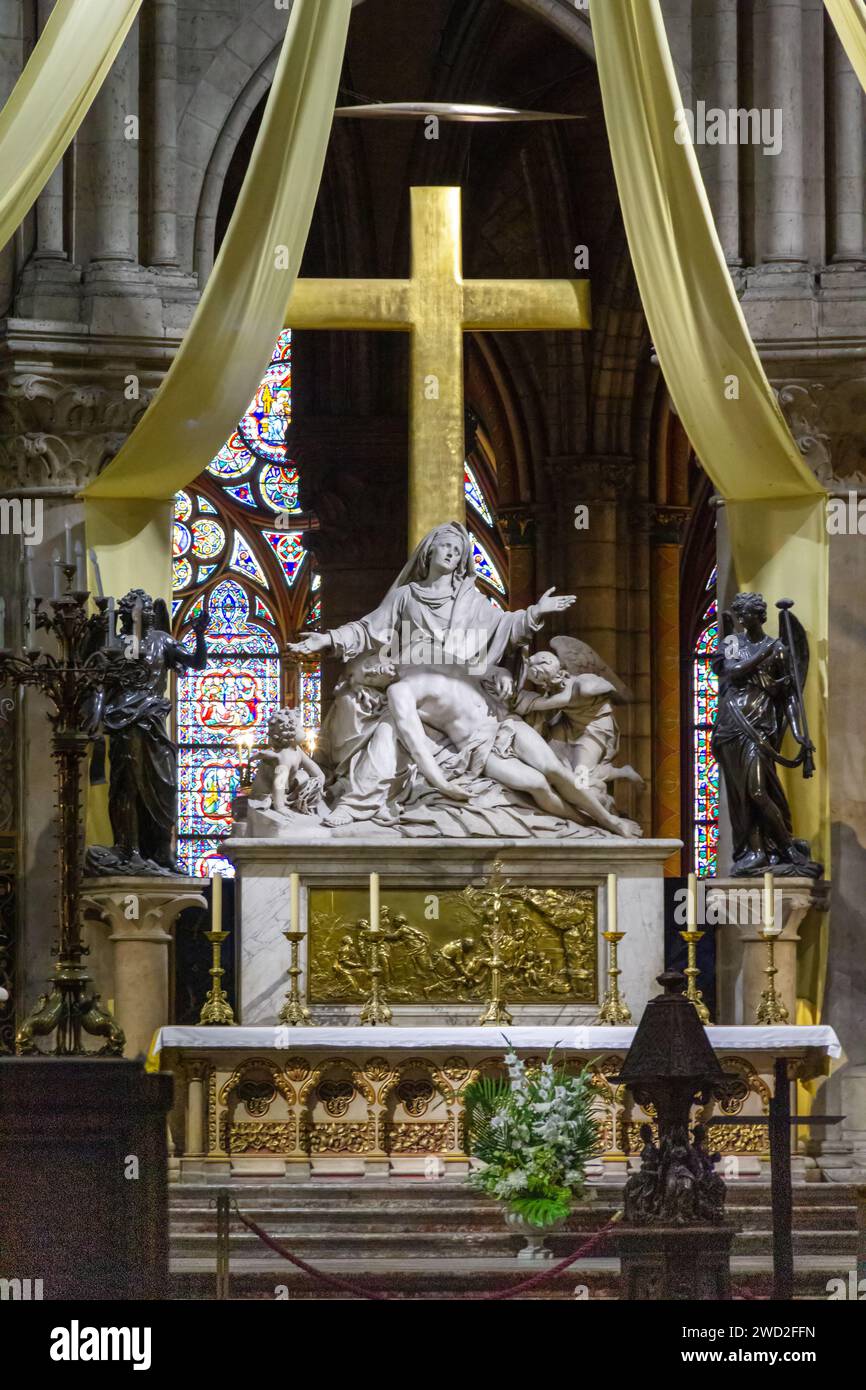 PARIGI, FRANCIA - 13 MAGGIO 2013: Questo è l'altare maggiore della cattedrale di Notre Dame. Foto Stock