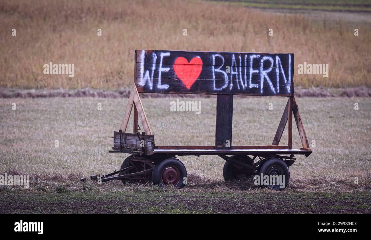 Tuebingen 18.01.2024 protesta gegen Rechts und Bauernprotesta: Auf einem Anhaenger zwischen Unterjesingen und Tuebingen an der B 296 hatte ein Landwirt ein Schild mit Stoppt die Ampel aufgestellt. Danach wurde es von AFD Gegnern mit dem Slogen, wir lieben Bauern ueberschrieben sowie auf der Rueckseite mit deportiert die AFD. *** Tuebingen 18 01 2024 protesta contro la destra e gli agricoltori protestano su un rimorchio tra Unterjesingen e Tuebingen sulla B 296, un contadino aveva messo un cartello con Stop the traffic lights in seguito è stato sovrascritto dagli avversari AFD con lo slogan, We Love Farmers e o Foto Stock