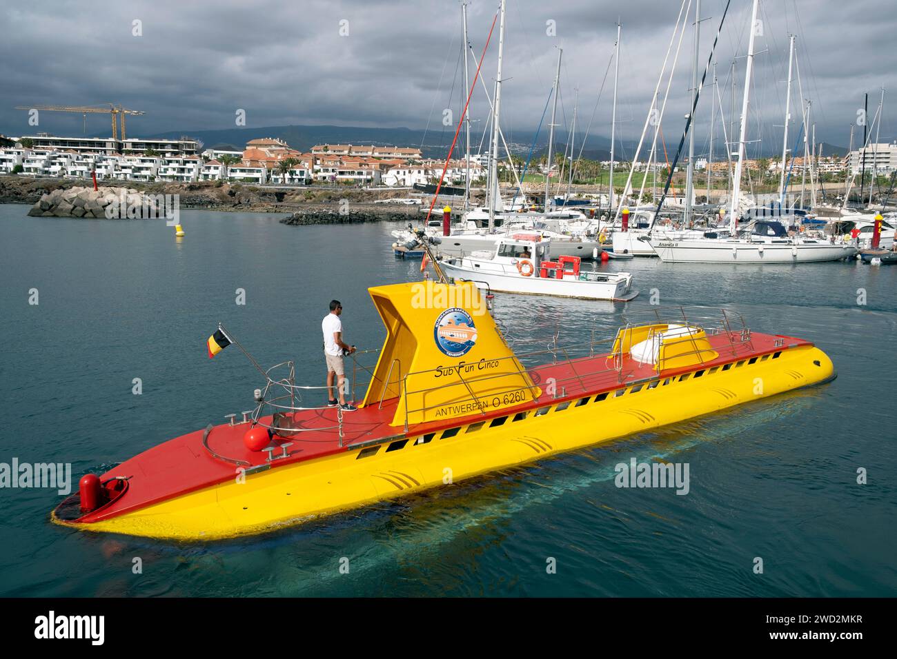 Il sottomarino "Sub Fun Cinco" di Submarine Safaris viene trainato dal suo ormeggio a Marina San Miguel (Marina Amarilla) Tenerife, Isole Canarie, Spagna. Foto Stock