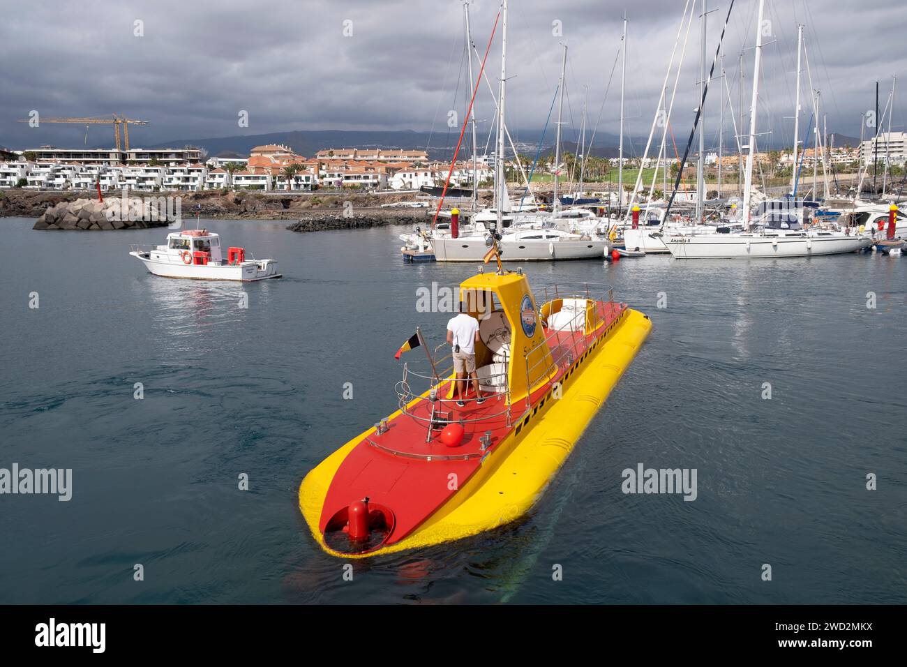 Il sottomarino "Sub Fun Cinco" di Submarine Safaris viene trainato dal suo ormeggio a Marina San Miguel (Marina Amarilla) Tenerife, Isole Canarie, Spagna. Foto Stock
