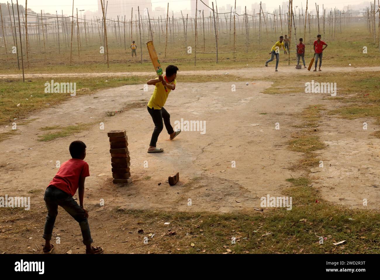 Tongi, Gazipur, Bangladesh. 18 gennaio 2024. Ragazzi che giocano a cricket al Bishwa Ijtema Ground di Tongi, Gazipur. (Immagine di credito: © Syed Mahabubul Kader/ZUMA Press Wire) SOLO USO EDITORIALE! Non per USO commerciale! Foto Stock
