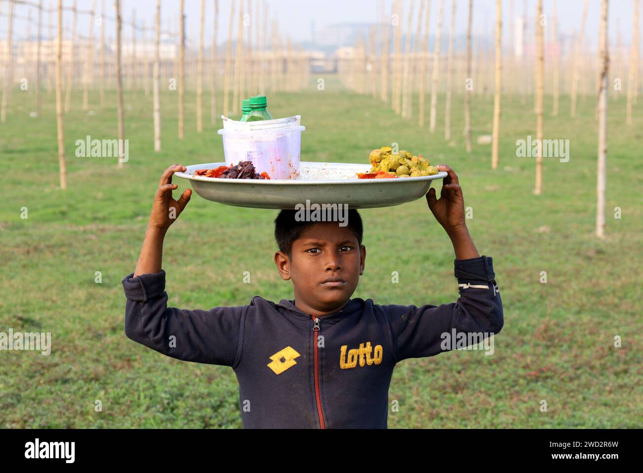 Tongi, Gazipur, Bangladesh. 18 gennaio 2024. Un ragazzo vende sottaceti al Bishwa Ijtema Ground a Tongi, Gazipur. (Immagine di credito: © Syed Mahabubul Kader/ZUMA Press Wire) SOLO USO EDITORIALE! Non per USO commerciale! Foto Stock