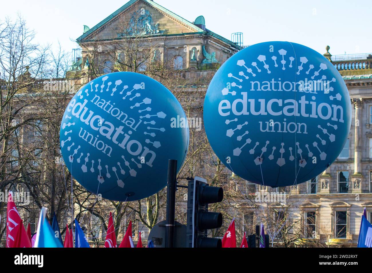 Belfast, Regno Unito, 18 01 2024, i sindacati organizzano una marcia verso il municipio per richiedere aumenti retributivi del settore pubblico credito: HeadlineX/Alamy Foto Stock