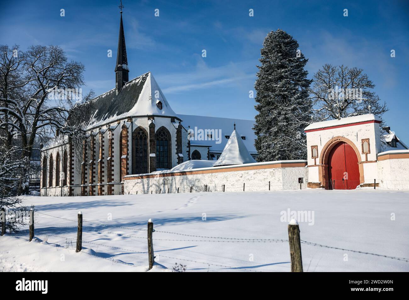 Heimbach, Germania. 18 gennaio 2024. L'abbazia di Mariawald è coperta di neve. Crediti: Oliver Berg/dpa/Alamy Live News Foto Stock