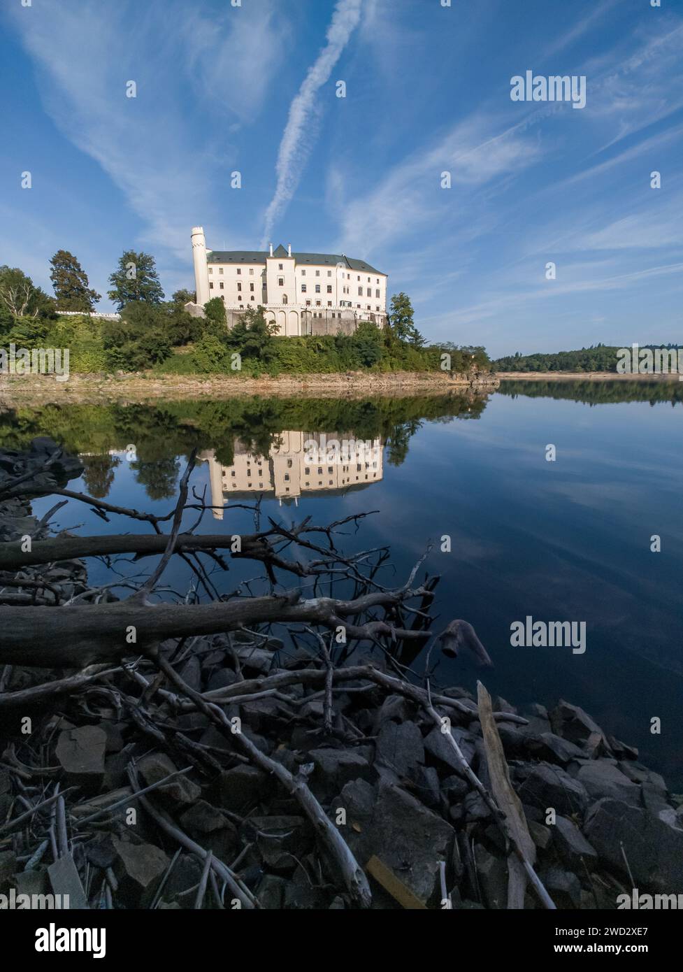Vista del castello di Orlik sul bacino idrico di Orlik. Splendido punto di riferimento gotico sul lago. Orlik nad Vltavou, Boemia meridionale, repubblica ceca. Foto Stock