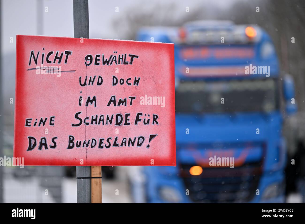 Schmalkalden, Germania. 18 gennaio 2024. Segnali di manifestanti che hanno bloccato la strada di accesso durante una visita del ministro della Turingia a Fleisch- und Wurstwaren GmbH Schmalkalden. Fondata nel 1990, l'azienda macella e taglia i suini e li trasforma in carne e salsiccia. Secondo le proprie informazioni, la società conta 340 dipendenti e ha un fatturato di 38,5 milioni di euro. I prodotti e i propri negozi portano il marchio "Thüringer Landstolz". Credito: Martin Schutt/dpa/Alamy Live News Foto Stock